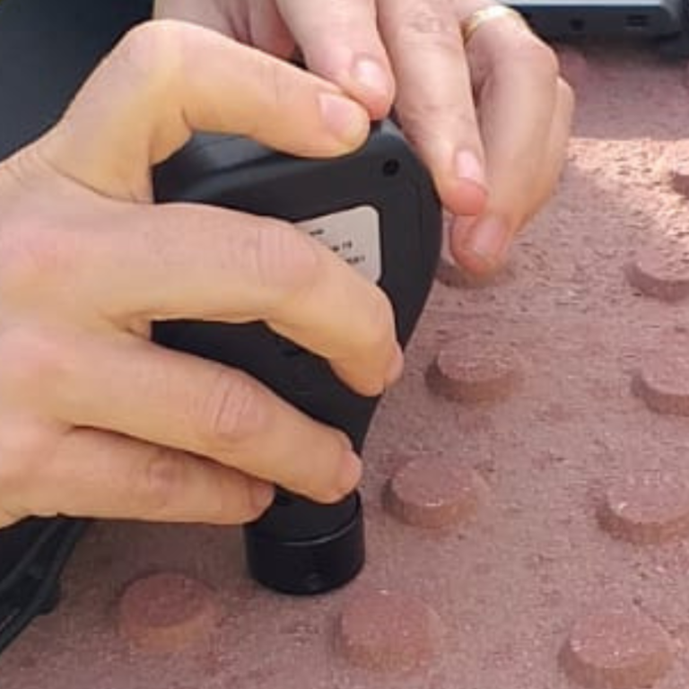 Ensayo para determinar el brillo especular y el LRV en baldosas