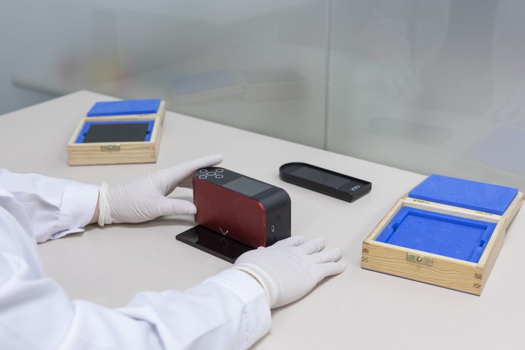Calibración brillómetro y patrones de brillo
